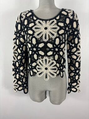 Crochet Floral Lace Long-Sleeve Crop Top - Black & Cream